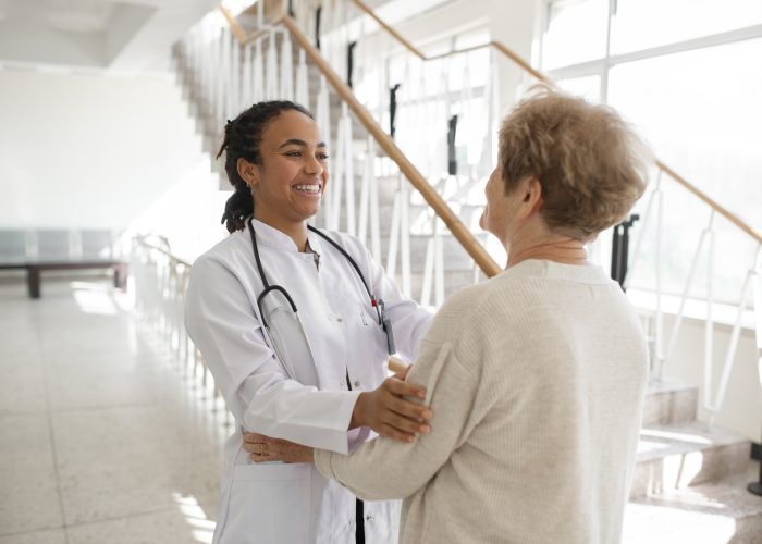 medium-shot-patient-and-doctor-chatting (1)